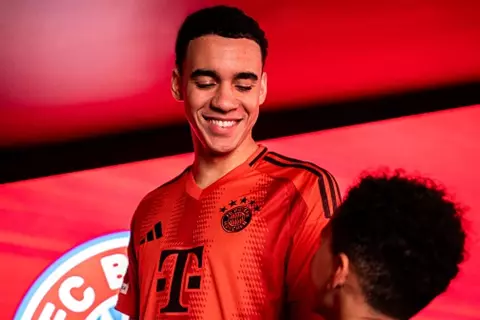 بعد غياب طويل.. موسيالا يقوم بخطوة جديدة في طريق عودته للملاعب